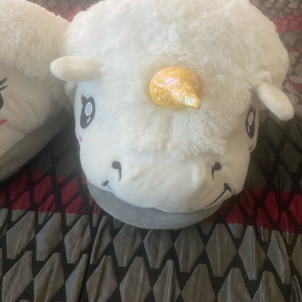 ADORABLE UNICORN SLIPPERS SIZE 6-8!!
